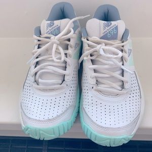 Women’s Tennis Shoes - New Balance 696